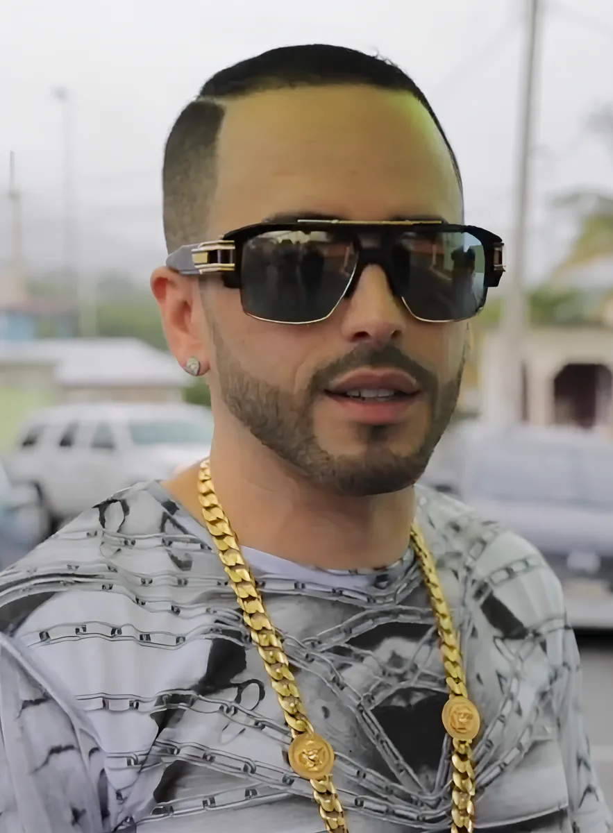 Retrato del cantante Yandel
